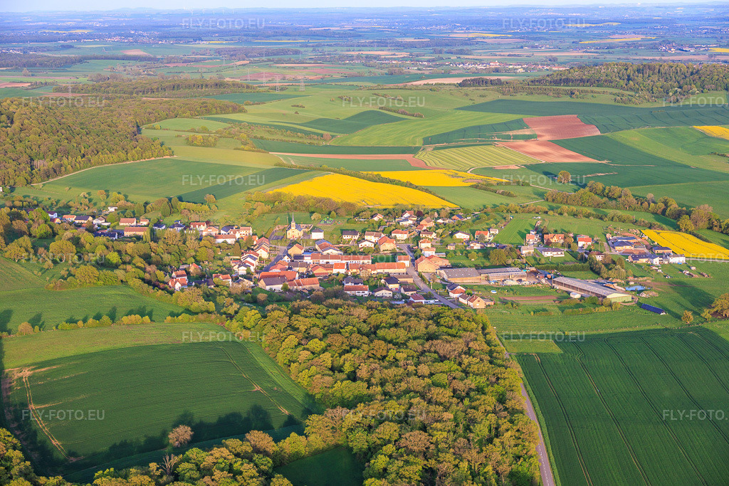 Vue aérienne: Vue de la ville depuis l'ouest à Frémestroff dans le département Moselle, France.Photo: IMG_154354.jpg prise le 17/04/2026 par Werner Riehm/FLY-FOTO.euRésolution de l'original: 5914 x 3942 px