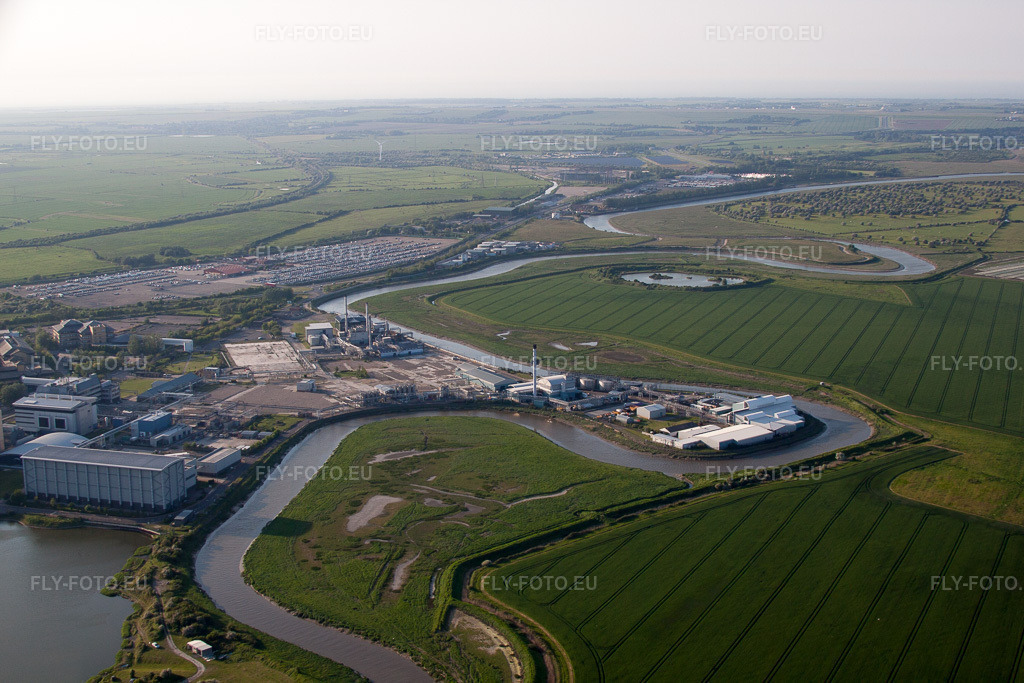 Vue aérienne: Le cours de la rivière Gandren sépare le Luxembourg et la Lorraine à Beyren-lès-Sierck dans le département Moselle, France. Photo: IMG_50649-2.jpg prise le 27/05/2012 par Werner Riehm/FLY-FOTO.eu