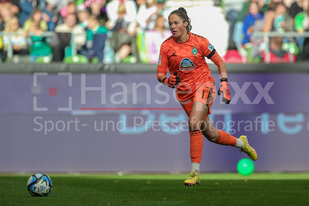 Fussball, Google Pixel Frauen-Bundesliga, SV Werder Bremen - 1. FC Köln | v.li.: Livia Peng (Torhüterin, Torwart, SV Werder Bremen, 1) am Ball, Freisteller, Einzelbild, Ganzkörper, Aktion, Action, Spielszene, DIE DFB-RICHTLINIEN UNTERSAGEN JEGLICHE NUTZUNG VON FOTOS ALS SEQUENZBILDER UND/ODER VIDEOÄHNLICHE FOTOSTRECKEN. DFB REGULATIONS PROHIBIT ANY USE OF PHOTOGRAPHS AS IMAGE SEQUENCES AND/OR QUASI-VIDEO.