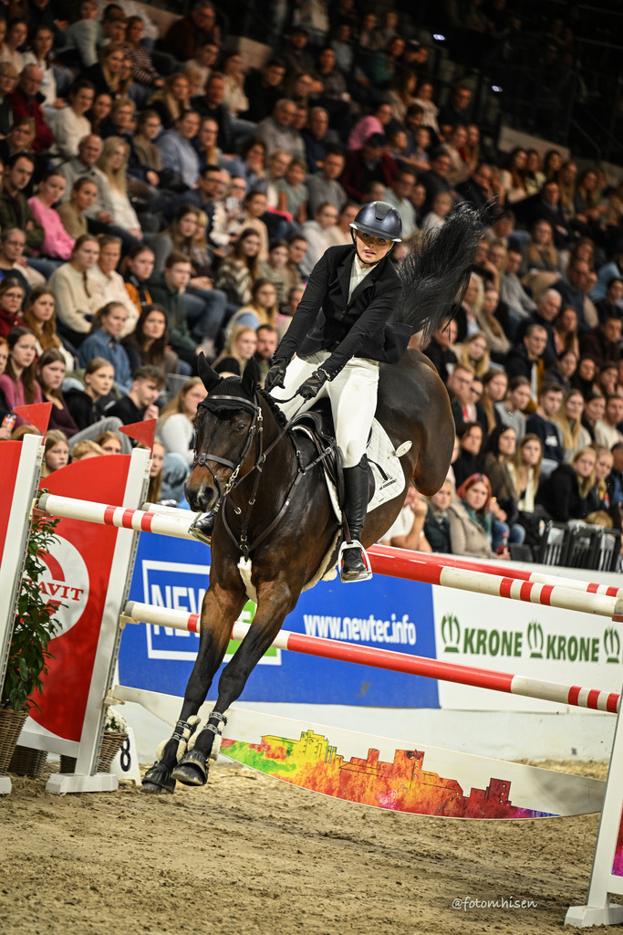 021125-19-064 | Foto Mhisen Pferdefotografie#, Reitturnier Frankfurt#  #Dressur und Springen
#Profi Pferdefotograf Reitturnier Fotograf 
#Sport Horses Photographer 
#equestrain photographer - Realisiert mit Pictrs.com