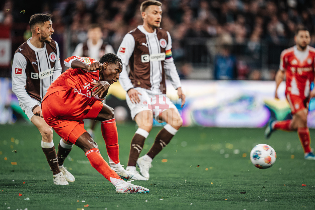 Fußball | Männer | Saison 2025/2026  | Fußball-Bundesliga | 29. Spieltag | FC St. Pauli vs. FC Bayern München | 11.04.2026 | Schuss von Nicolas Jackson (#11, FC Bayern München)