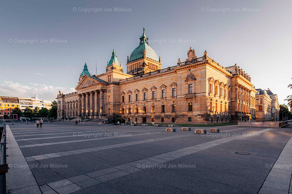Bundesverwaltungsgericht | Das heutige Bundesverwaltungsgericht in Leipzig blickt auf eine bewegte Geschichte zurück: Ursprünglich als Reichsgericht errichtet, diente das beeindruckende Gebäude später als Bildermuseum. Heute ist es Sitz des höchsten deutschen Gerichts für öffentliches Recht. Die Verbindung aus historischer Architektur, kulturellem Erbe und rechtlicher Bedeutung macht diesen Ort einzigartig – für Besucher, Interessierte und Bildkäufer gleichermaßen. - Realisiert mit Pictrs.com