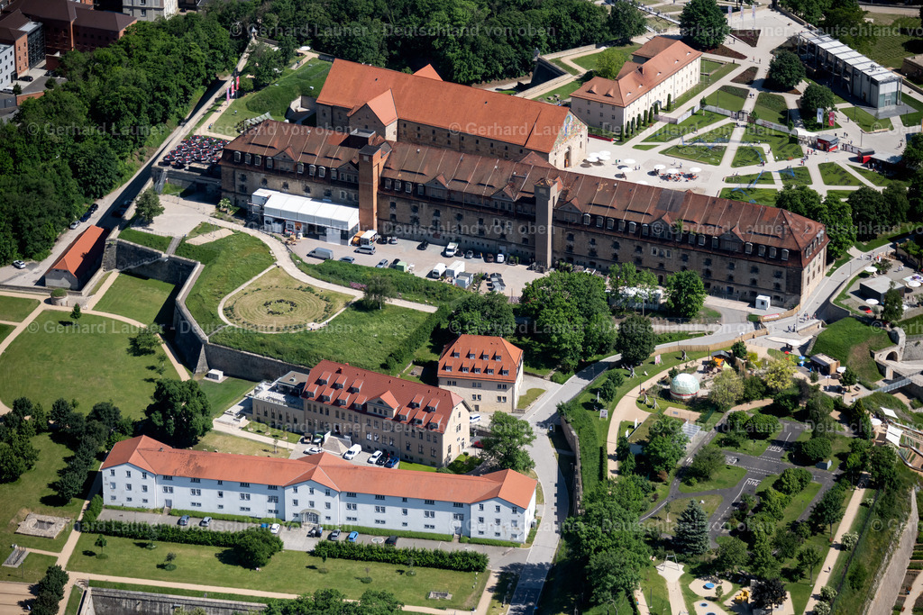 4045765 | ERFURT 14.06.2021 Sehenswürdigkeit und Tourismus- Attraktion des Geschichts- Denkmal Defensionskaserne an der Peterskirche auf der Zitadelle Petersberg in Erfurt im Bundesland Thüringen, Deutschland. // Facade of the monument Defensionskaserne on Peterskirche on Zitadelle Petersberg in Erfurt in the state Thuringia, Germany. Foto: Gerhard Launer