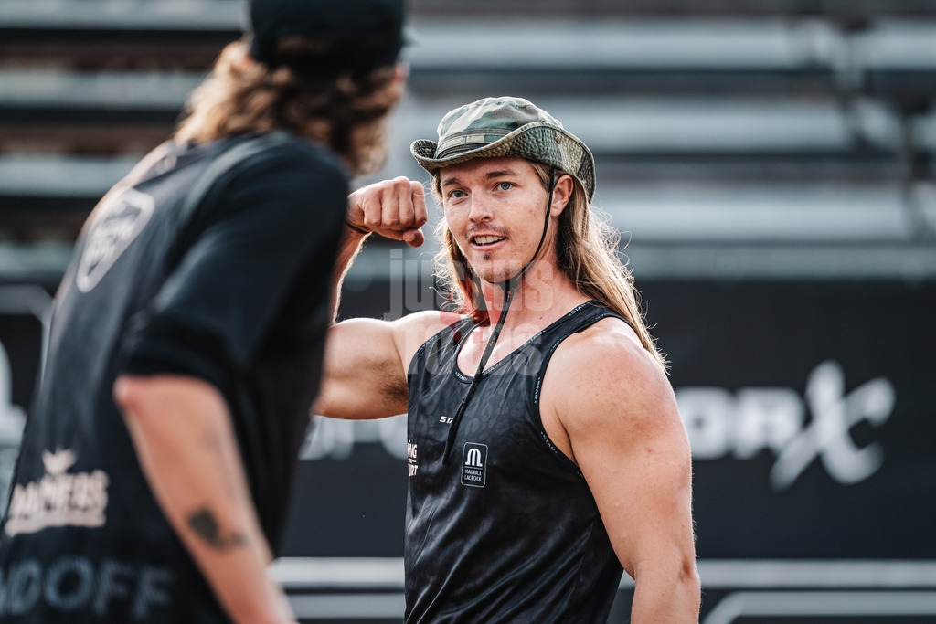 Beachvolleyball | Männer | Queen and King of the Court | Hamburg | 31.05.2024 | Hagen Smith (USA) zeigt einen Bizeps