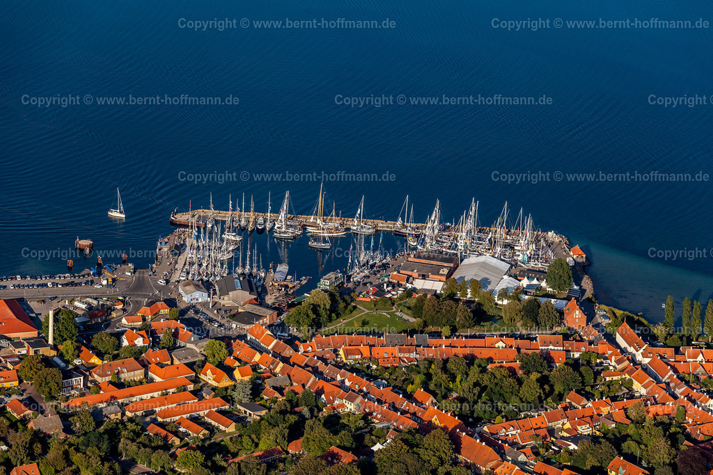 PLB_3419_Aeroeskoebing_90x60 | Luftbild, Dänische Südsee, Insel Aeroe (dän. Ærø ). Alljährlich immer am letzten August -Wochenende endet im kleinen Hafen von Aeroeskoebing die deutsch - dänische " Schifffahrtsregatta " und wird mit einem großen Seglerfest gefeiert. Im Bild - der idyllische Hafen mit vielen Segelyachten. - Realisiert mit Pictrs.com