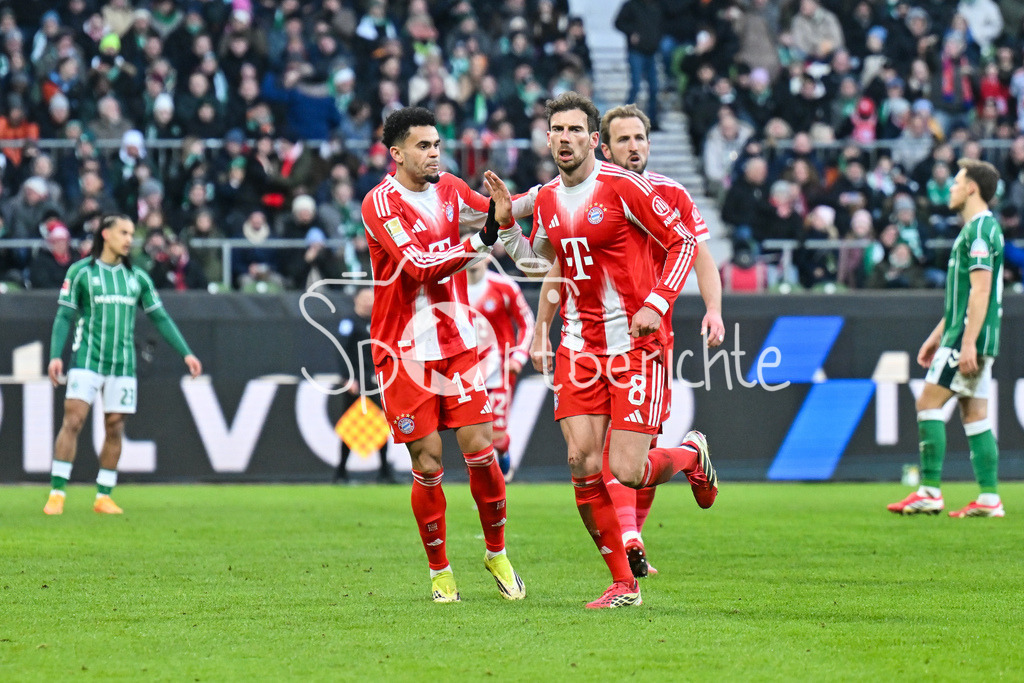SV Werder Bremen - FC Bayern München | BREMEN, GERMANY - 14. FEBRUARY: Jubel der Bayern nach dem Treffer zum 0-3 durch Harry Leon GORETZKA (FC Bayern Munich 8)  Tor / Torschuetze / Freude / Happy während dem Bundesligamatch zwischen dem SV Werder Bremen und dem FC Bayern München am 22. Spieltag im Weserstadion / DFL REGULATIONS PROHIBIT ANY USE OF PHOTOGRAPHS AS IMAGE SEQUENCES AND/OR QUASI-VIDEO