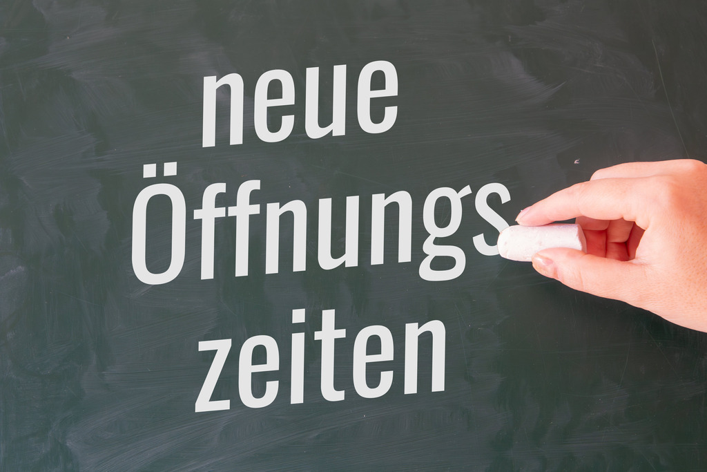 Neue Öffnungszeiten: Auf einer Schultafel steht NEUE ÖFFNUNGSZEITEN  | Neue Öffnungszeiten: Auf einer Schultafel steht NEUE ÖFFNUNGSZEITEN (Symbolbild, Composing) - Realisiert mit Pictrs.com