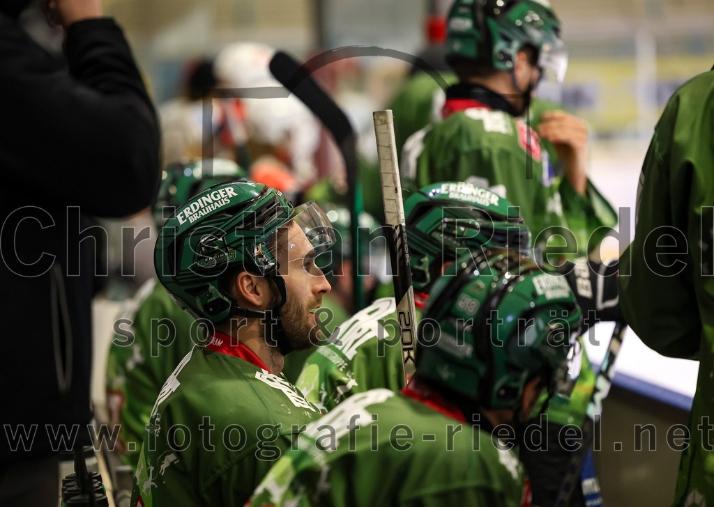 2023-12-26_025_TSV_Erding_gegen_ERV_Schweinfurt | Erding, Deutschland, 26.12.2023:
Eishockey, Bayernliga Vorrunde 2023 / 2024, 20. Spieltag, TSV Erding gegen ERV Schweinfurt, Endergebnis: 9:3

Petr Pohl (Erding Gladiators, #61)

Foto: Christian Riedel / fotografie-riedel.net
