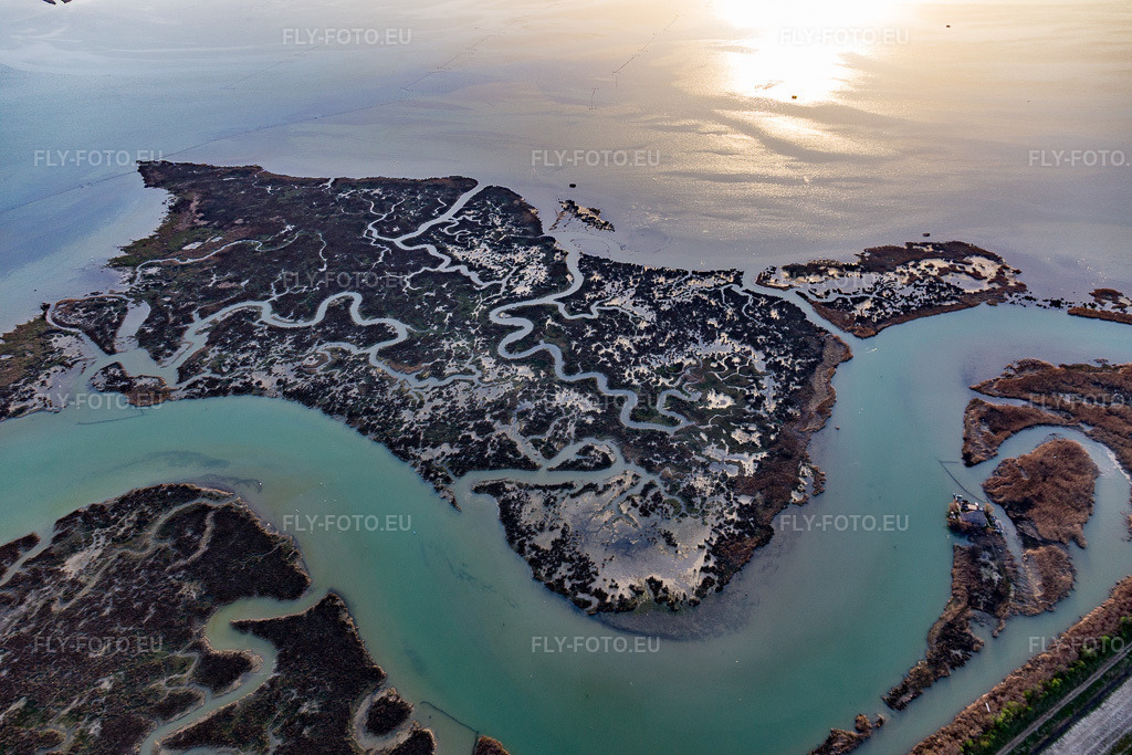 Vue aérienne: Îles marécageuses sur la côte de la Laguna Marano en Frioul-Vénétie Julienne à Marano Lagunare dans le département Udine, Italie. Photo: IMG_105835.jpg prise le 08/04/2018 par Werner Riehm/FLY-FOTO.eu – Résolution de l'original: 5472 x 3648 px
