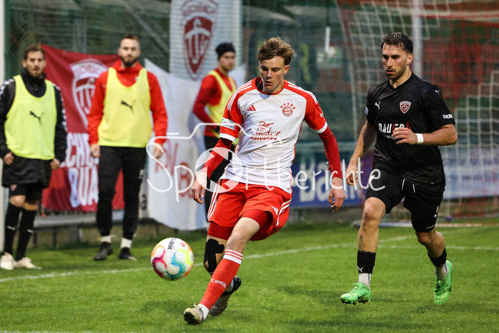 TSV Buchbach - FC Bayern Amateure | im Duell Jonathan JENSEN (FCB #49) und Samed BAHAR (TSV #16) / zweikampf