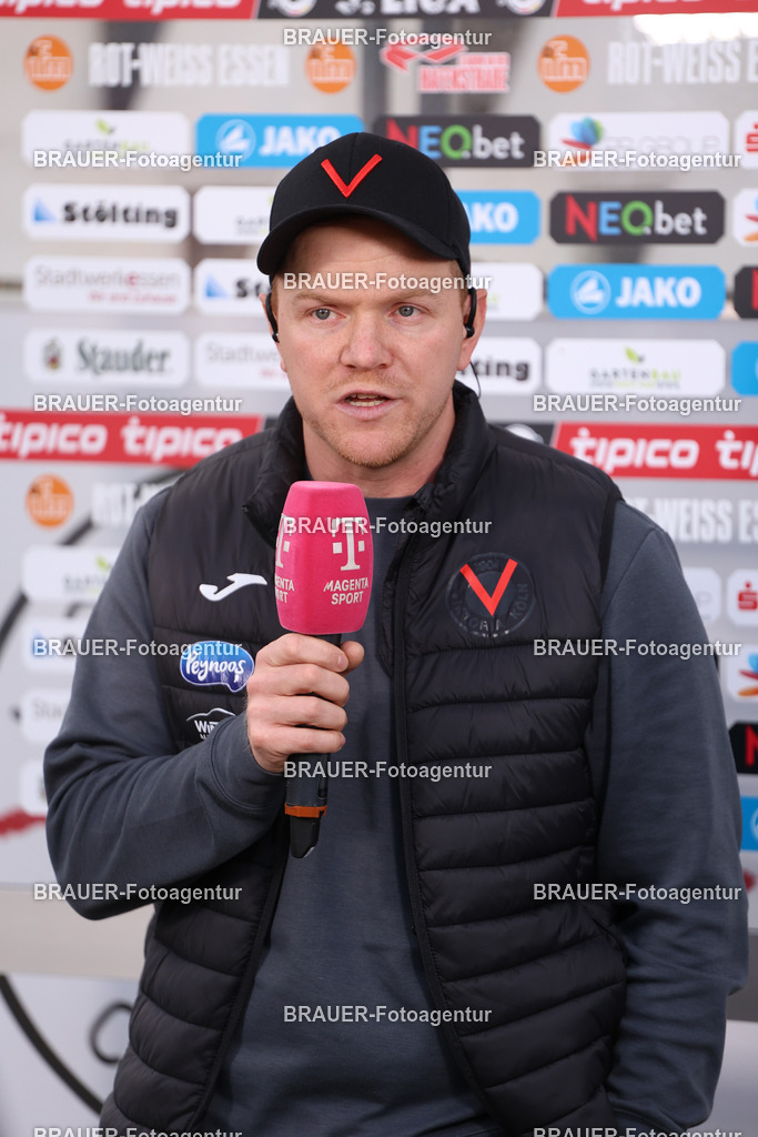 Rot-Weiss Essen - Viktoria Köln - 3.Liga | Essen, Deutschland, 18.10.2025 Marian Wilhelm (Viktoria Kölnn) gibt ein Interview  während des 3.Liga Spiels zwischen Rot-Weiss Essen- Viktoria Köln im Stadion an der Hafenstraße am 01.08.2025 in Essen. (Foto von Timo Bluhmki-Schmidt/ Brauer Fotoagentur
