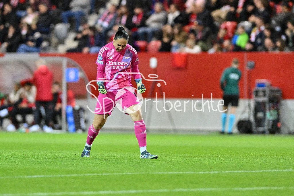 FC Bayern München Frauen - Arsenal London Frauen | im bild der Jubel nach dem Treffer zum 0-1 von Manuela ZINSBERGER (Arsenal London Frauen #1) / Freisteller / einzelfoto / UEFA Womens Champions League: FC Bayern München Frauen - Arsenal London Frauen, FC Bayern Campus am 09.10.2024