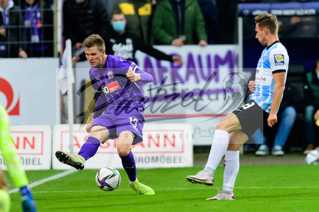 OSNTSV20211106_115 | Fussball, Herren: Lukas Kunze (VfL Osnabrueck) und Erik Tallig (TSV 1860 Muenchen) im Zweikampf bei dem Spiel der 3. Liga zwischen VfL Osnabrueck und TSV 1860 Muenchen im Stadion an der Bremer Bruecke am 06.11.2021 in Osnanbrueck, Deutschland.DFB / DFL REGULATIONS PROHIBIT ANY USE OF PHOTOGRAPHS AS IMAGE SEQUENCES AND/OR QUASI-VIDEO. - Realisiert mit Pictrs.com