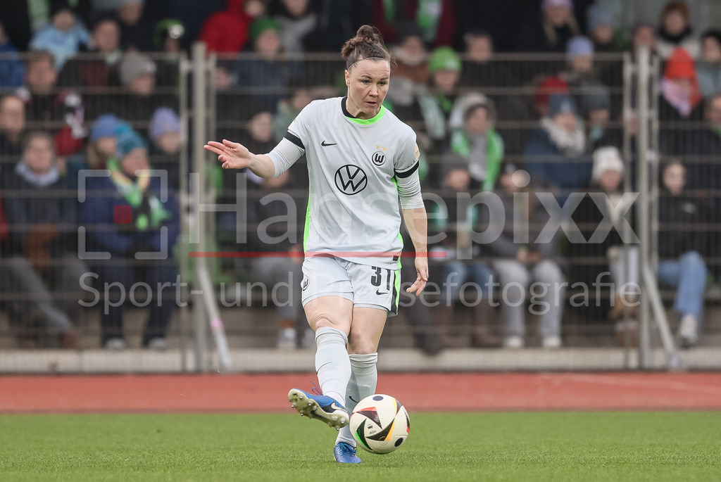 Fussball, Google Pixel Frauen-Bundesliga, SV Werder Bremen - VfL Wolfsburg | v.li.: Marina Hegering (VfL Wolfsburg, 31) am Ball, Freisteller, Einzelbild, Ganzkörper, Aktion, Action, Spielszene, DIE DFB-RICHTLINIEN UNTERSAGEN JEGLICHE NUTZUNG VON FOTOS ALS SEQUENZBILDER UND/ODER VIDEOÄHNLICHE FOTOSTRECKEN. DFB REGULATIONS PROHIBIT ANY USE OF PHOTOGRAPHS AS IMAGE SEQUENCES AND/OR QUASI-VIDEO.