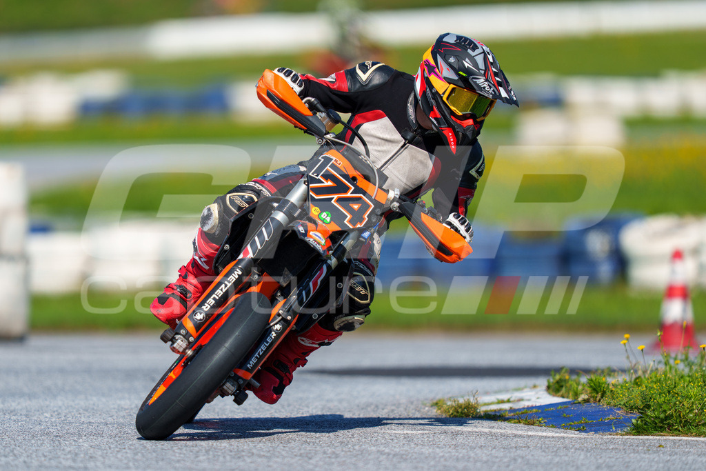 SuperMoto_Staatsmeisterschaft_Greinbach_234 | GRIPcapture steht für authentische Sportfotografie in Österreich – für Momente, die mehr sind als Geschwindigkeit oder Ergebnis. Es geht um Emotion, Spannung, Fokus und den Augenblick, der oft nur einen Wimpernschlag dauert.Ob Motorsport, Teamsport oder 