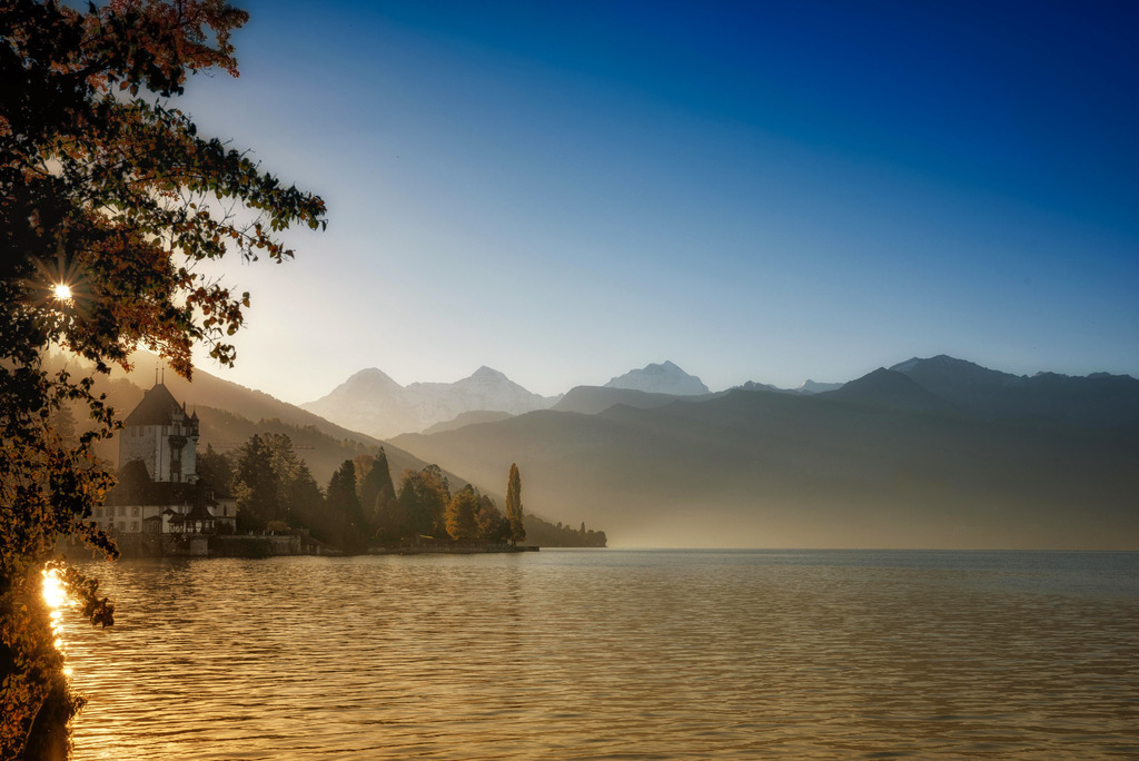 Schloss Oberhofen | Schloss Oberhofen an einem Herbstmorgen im Gegenlicht. MIr gefallen auch die feinen Grauabstufungen der Berner Alpen und das thronende oberländer Triumvirat Eiger, Mönch und Jungfrau. 
-----------------------------------------------
Oberhofen Castle on an autumn morning in the backlight. I also like the fine shades of gray in the Bernese Alps and the enthroned Oberland triumvirate Eiger, Mönch and Jungfrau.
-----------------------------------------------
Dieser Druck ist in einer limitierten Auflage von 5 Exemplaren erhältlich. 
This print is available in a limited edition of 5 copies. 
http://art.hess.photography/37-schloss-oberhofen.html - Realisiert mit Pictrs.com