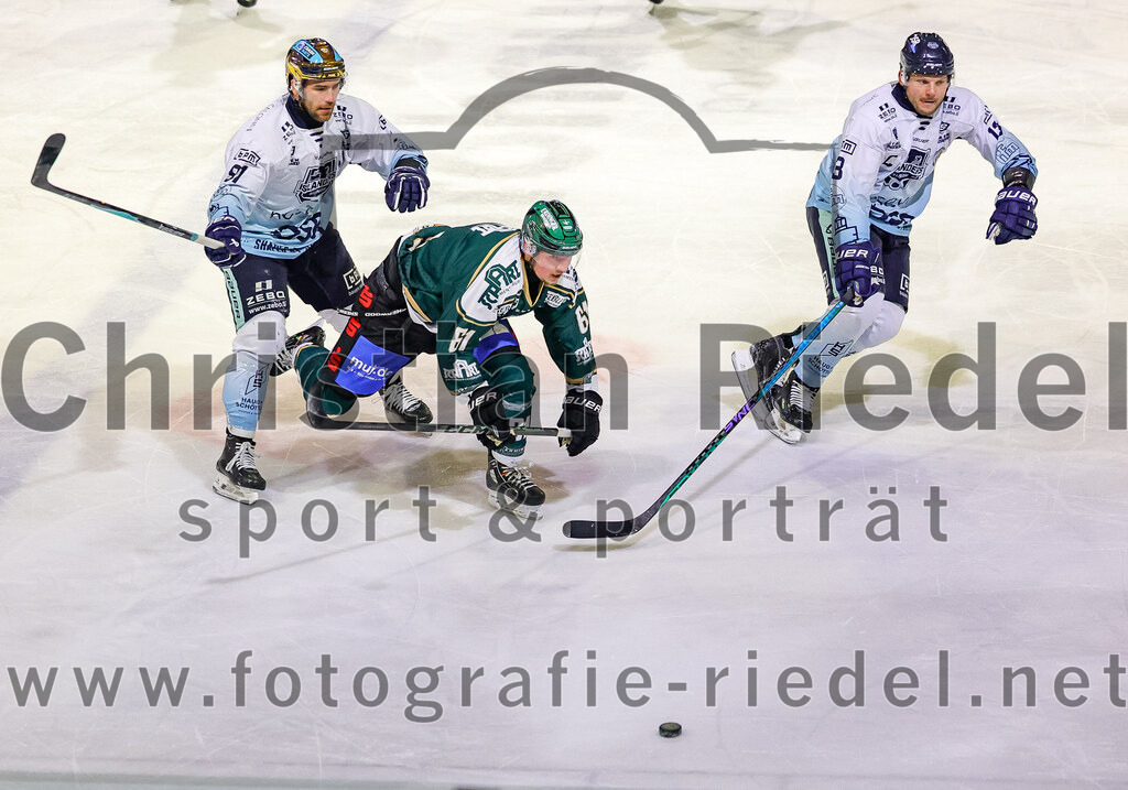 2026-01-06_049_TSV_Erding_gegen_EV_Lindau_Islanders | Erding, Deutschland, 06.01.2026:Eishockey, Oberliga Süd 2025 / 2026, 35. Spieltag, TSV Erding gegen EV Lindau Islanders, Endergebnis: 2:5Zan Jezovsek (EV Lindau Islanders, #91), Dennis Miller (Erding Gladiators, #61), Steffen Tölzer (EV Lindau Islanders, #13)Foto: Christian Riedel / fotografie-riedel.net