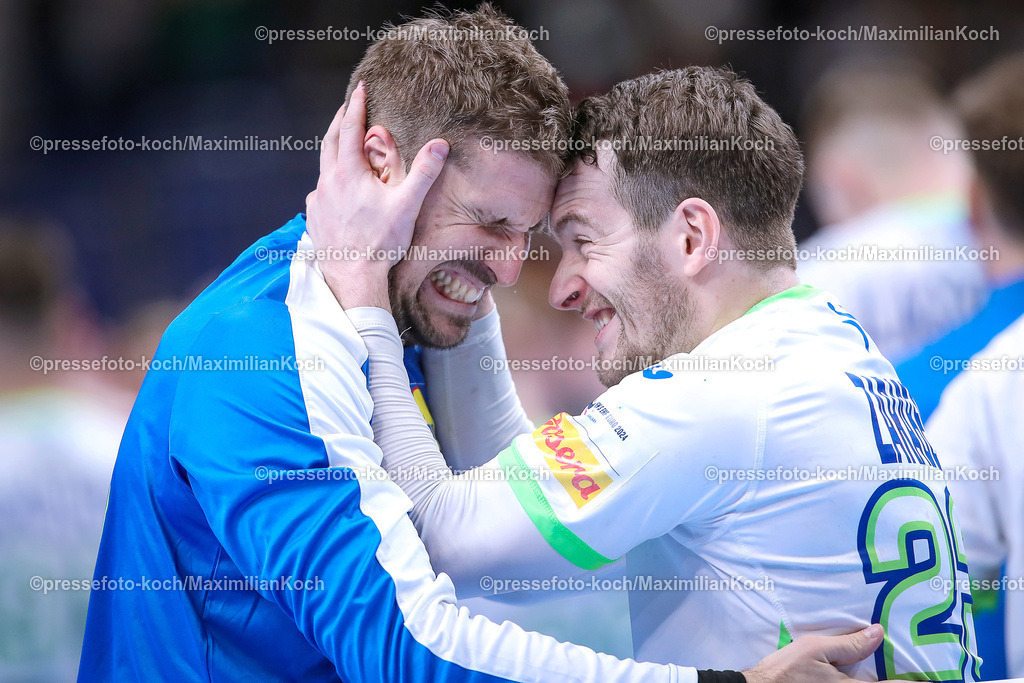 EHFEURO15012402086 | 15.01.2024, EHF EURO 2024, Männer Europameisterschaft Handball, Mercedes-Benz-Arena in Berlin, Norwegen - Slowenien: Torhüter Urban Lesjak (Slowenien) und Miha Zarabec (Slowenien) jubelnd nach dem Sieg gegen Norwegen.