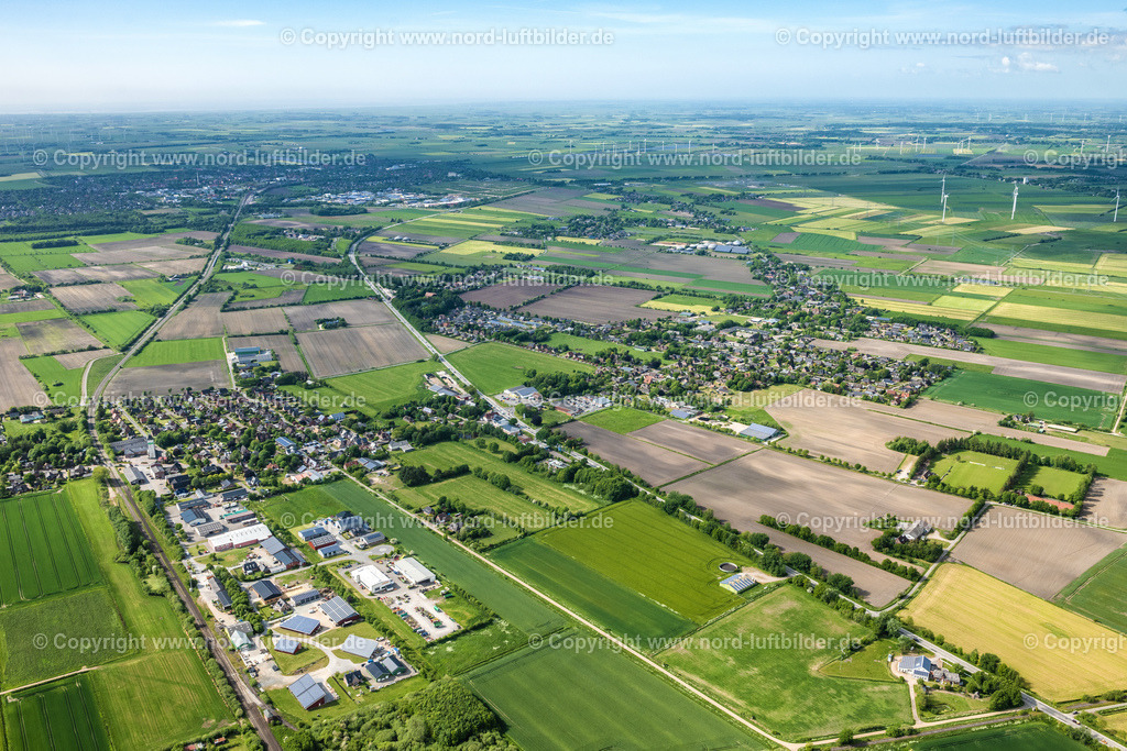 Risum_Lindholm_ELS_9904300523 | RISUM-LINDHOLM 30.05.2023 Landschaft vorwiegend landwirtschaftlich genutzte Felder mit angrenzenden Wald- und Forstflächen " Legerade " in Risum-Lindholm Nordfriesland im Bundesland Schleswig-Holstein, Deutschland. // Agricultural fields with adjacent forest and forest areas " Legerade " in Risum-Lindholm North Friesland in the state Schleswig-Holstein, Germany. Foto: Martin Elsen