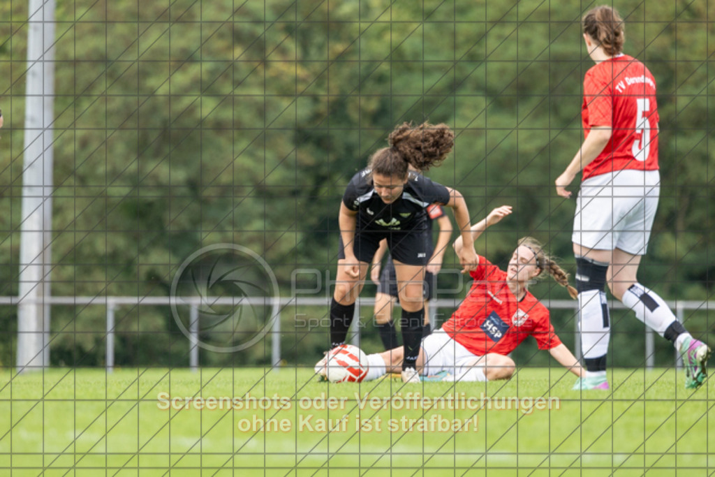 20250928_142534_0506 | #,1.FC Donzdorf (schwarz) vs. TV Derendingen (rot), Fussball, Frauen-Verbandsliga Württemberg, 03. Spieltag, Saison 2025/2026, Rasenplatz Lautertal Stadion, Süßener Straße 16, 73072 Donzdorf, 28.09.2025 - 13:00 Uhr,Foto: PhotoPeet-Sportfotografie/Peter Harich
