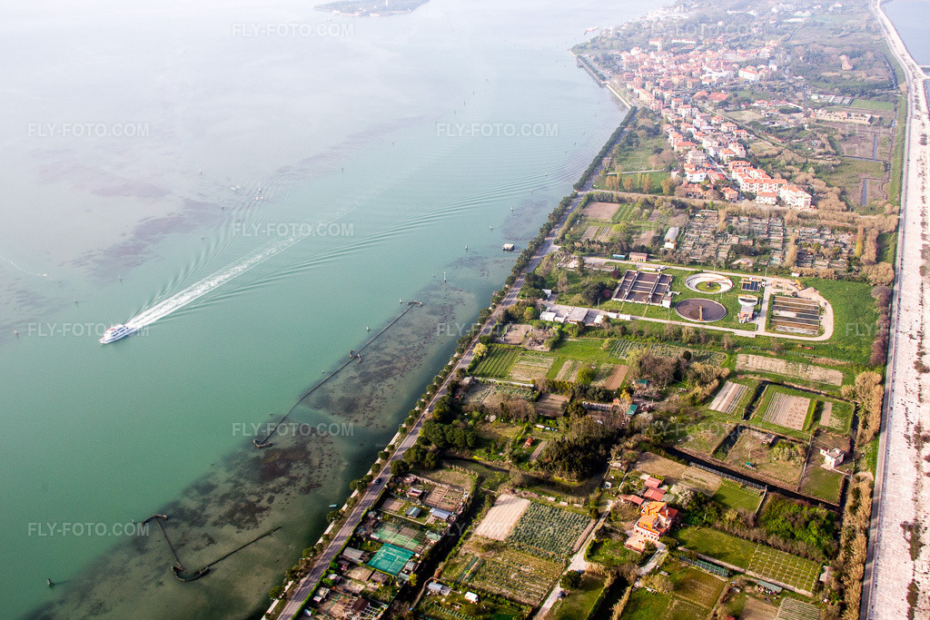Aerial view: View of the town in Malamocco in the state Veneto, Italy. – Photo: IMG_087477.jpg taken on 04/06/2016 by Werner Riehm/FLY-FOTO.com – Resolution of the original: 5045 x 3363 px