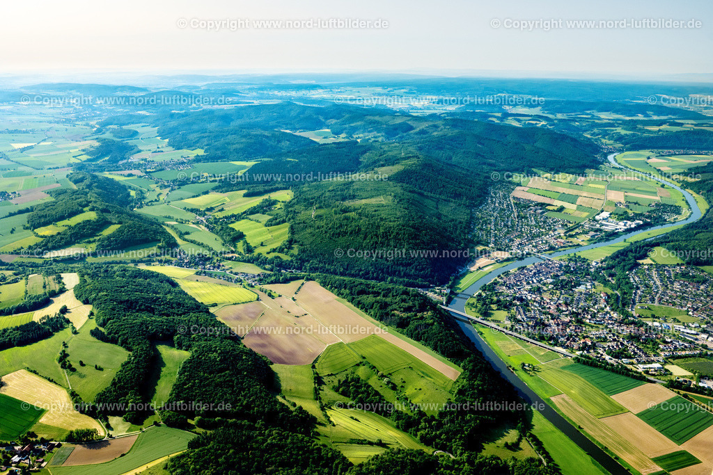 Bodenwerder_Weser_ELS_4315050623 | BODENWERDER 05.06.2023 Stadtansicht am Ufer des Flußverlaufes der Weser in Bodenwerder im Bundesland Niedersachsen, Deutschland. // City view on the river bank of the Weser river in Bodenwerder in the state Lower Saxony, Germany. Foto: Martin Elsen