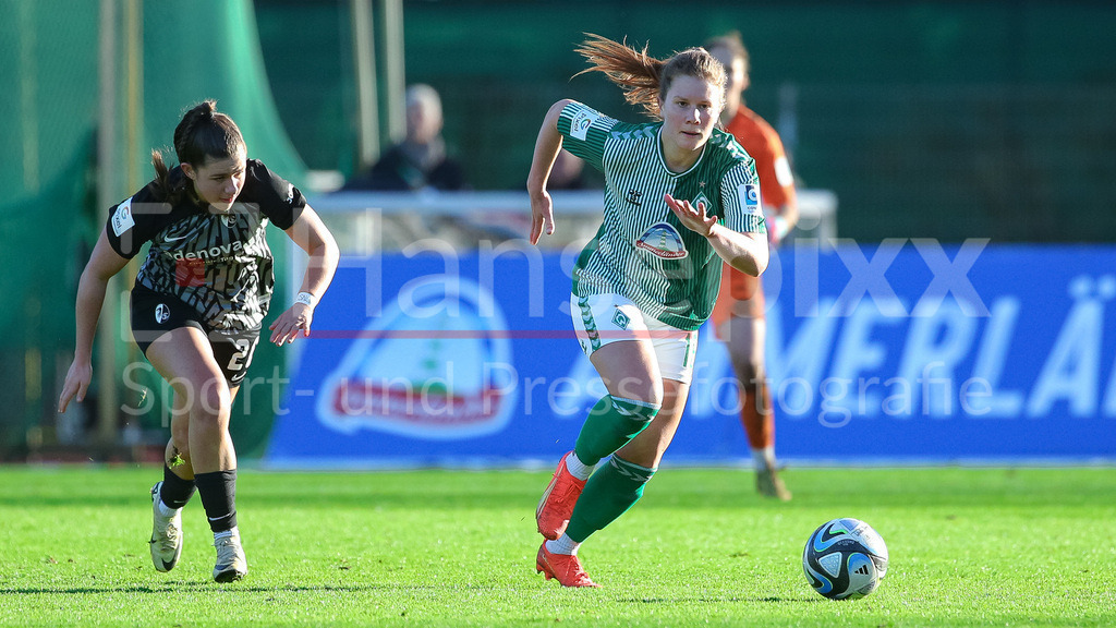 Fussball, Google Pixel Frauen-Bundesliga, SV Werder Bremen - SC Freiburg | v.li.: Leela Egli (SC Freiburg, 20) und Emilie Bernhardt (SV Werder Bremen, 16) im Laufduell, Zweikampf, Duell, Dynamik, Aktion, Action, Spielszene, DIE DFB-RICHTLINIEN UNTERSAGEN JEGLICHE NUTZUNG VON FOTOS ALS SEQUENZBILDER UND/ODER VIDEOÄHNLICHE FOTOSTRECKEN. DFB REGULATIONS PROHIBIT ANY USE OF PHOTOGRAPHS AS IMAGE SEQUENCES AND/OR QUASI-VIDEO.