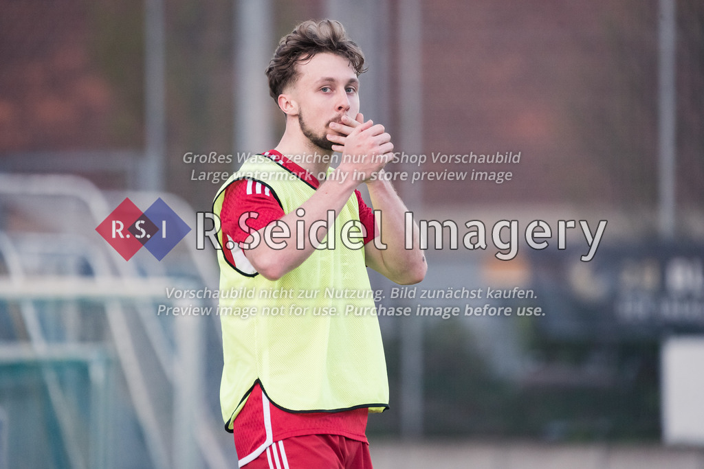 RS-1-108176 | Timofey Tomilov (#2, DUWO, Trainer) koordinert die Mitspieler vom Rand aus nach seiner Auswechslung