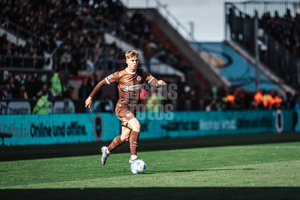 Fußball | Männer | Saison 2024/2025  | Fußball-Bundesliga | 28. Spieltag | FC St. Pauli vs. Borussia Mönchengladbach | 06.04.2025 | Noah Weißhaupt (#13, FC St. Pauli) am Ball