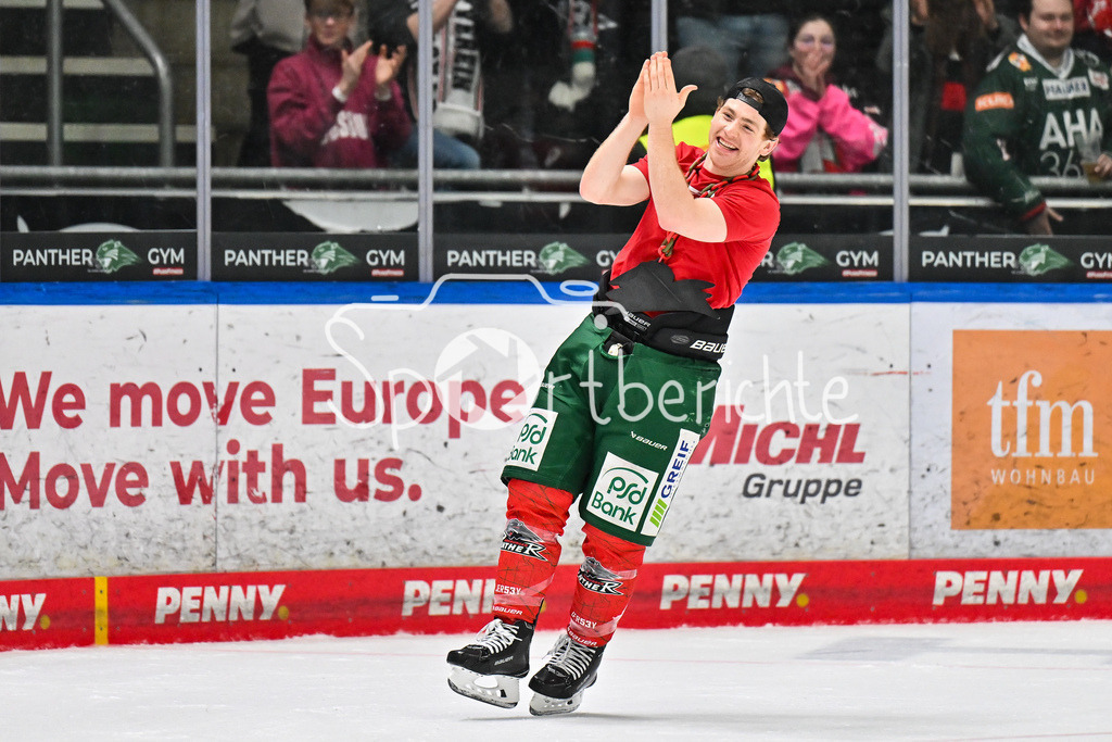 Augsburger Panther - Eisbären Berlin | AUGSBURG, GERMANY - 27. JANUARY: die Mannschaft der Panther feiert zusammen mit den Fans den 2-1 Heimsieg gegen Berlin nach dem Match zwischen den Augsburger Panthern und den Fischtown Pinguins am 43. Spieltag der Penny DEL im Curt Frenzel Stadion - Kyle MAYHEW (Augsburger Panther 27)