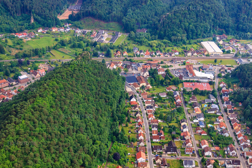Luftbild: Grabenstraße Jungfernsprung in Dahn im Bundesland Rheinland-Pfalz in Deutschland. Foto: IMG_29311.jpg vom 25.06.2010 durch Werner Riehm/FLY-FOTO.de