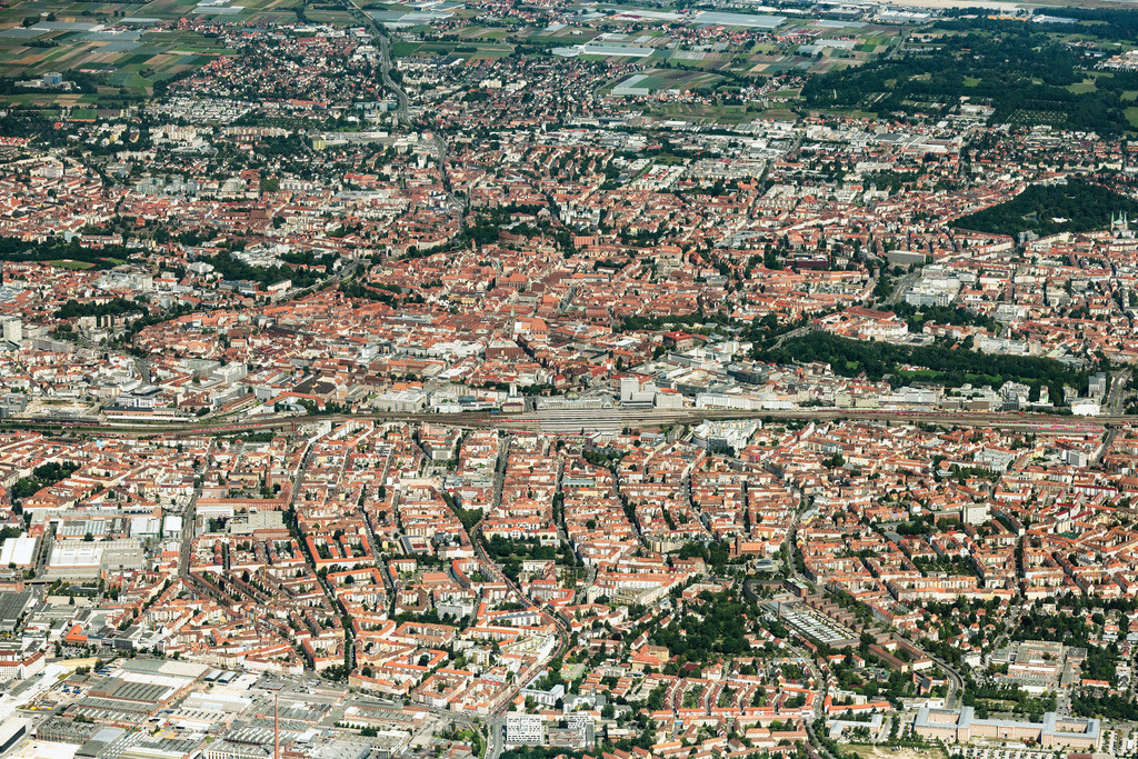 dr__0071317.jpg | NüRNBERG 12.08.2021 Stadtgebiet mit Außenbezirken und Innenstadtbereich in Nürnberg im Bundesland Bayern, Deutschland. // City area with outside districts and inner city area in Nuremberg in the state Bavaria, Germany. Foto: Daniel Reiter