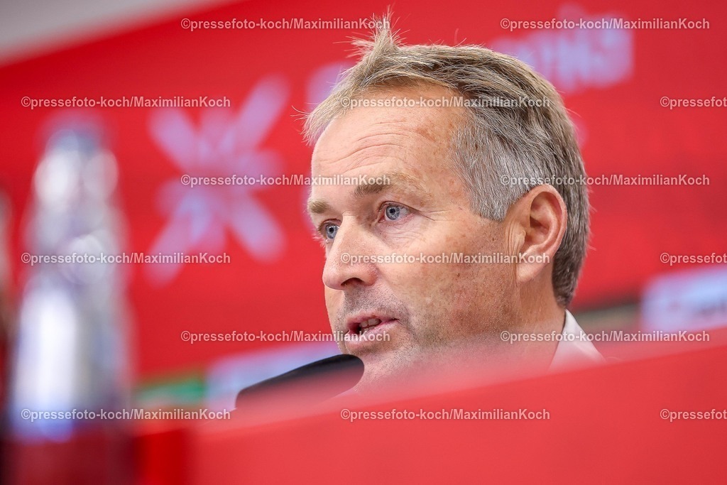 B0411092501008 | 11.09.2025, Fußball, Pressekonferenz Bayer 04 Leverkusen mit Cheftrainer Kasper Hjulmand vor dem Bundesliga Spiel gegen Eintracht Frankfurt in der BayArena, Saison 2025 2026 DFB regulations prohibit any use of photographs as image sequences and or quasi-video.