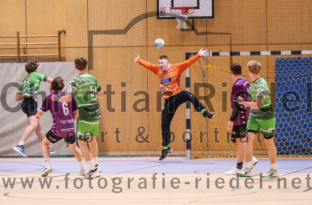 2025-03-15_089_SpVgg_Altenerding_gegen_TSV_Schleissheim | Erding, Deutschland, 15.03.2025:Handball, Bezirksoberliga Männer 2024 / 2025, 18. Spieltag, SpVgg Altenerding gegen TSV Schleißheim, Endergebnis: 32:27Jabob Köhler (SpVgg Altenerding, #6), Tobias Mikulandra (TSV Schleissheim, #51), Torwart Ferdinand Mayer (SpVgg Altenerding, #33), Fabian Mikulandra (TSV Schleissheim, #11)Foto: Christian Riedel / fotografie-riedel.net