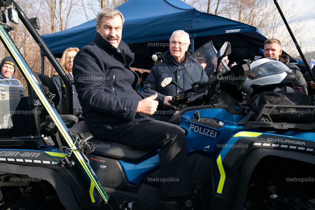 Markus Söder auf Polizeifahrzeug im Rahmen der PK zur Jahresbilanz Grenzpolizei am 6. Feb. 2025 (2) | Metropolico