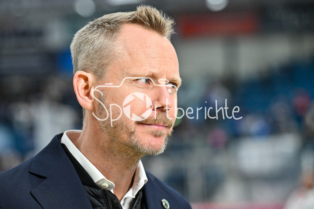 ERC Ingolstadt - Frölunda HC | INGOLSTADT, GERMANY - 02. DECEMBER: Robert OHLSSON Headcoach Frölunda FC gibt nach dem Spiel ein Interview nach dem Match zwischen dem ERC Ingolstadt und Frölunda HC beim Hinspiel im Viertelfinale der Champions Hockey League in der Saturn Arena