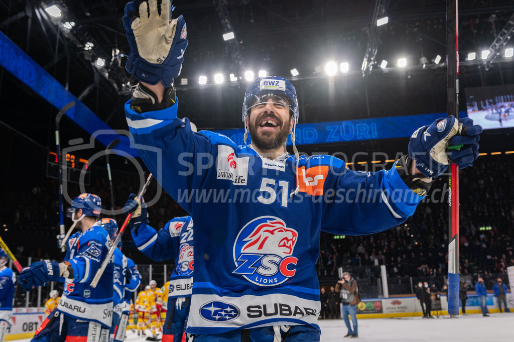 Playoffs: ZSC Lions - EHC Biel-Bienne | 04.04.2022, Zurich, Hallenstadion, Playoffs: ZSC Lions - EHC Biel-Bienne, #51 Justin Azevedo (ZSC) freut sich über den Einzug ins Halbfinale. - Realisiert mit Pictrs.com