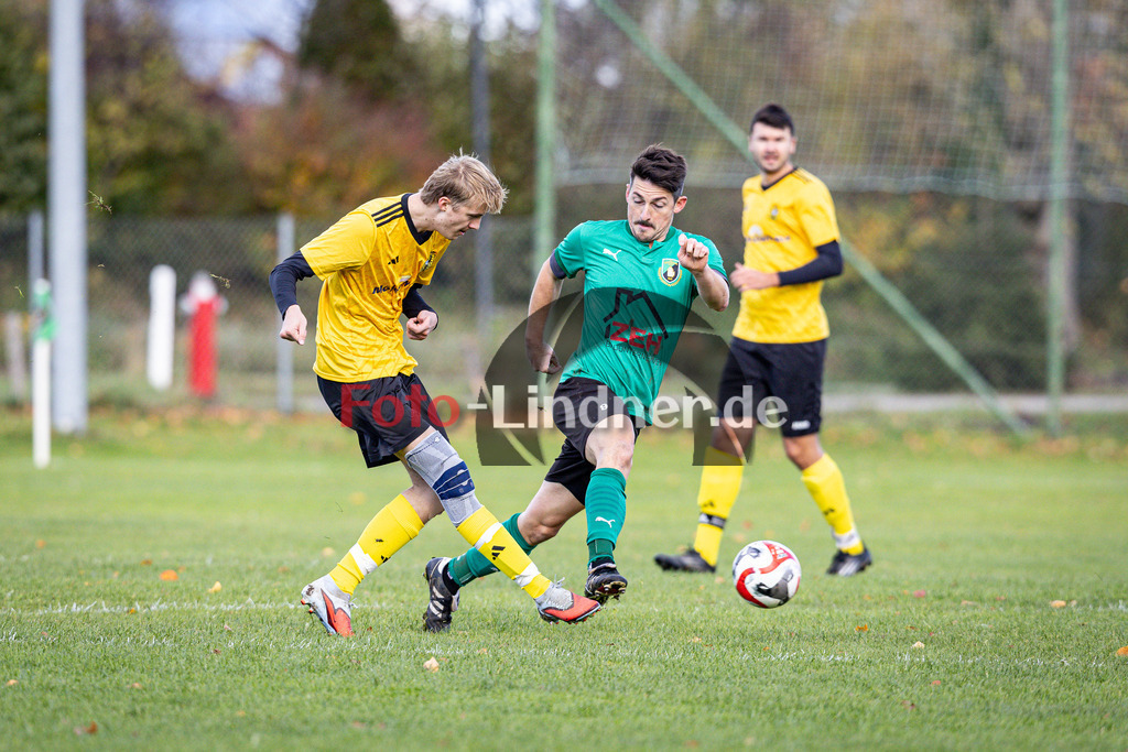 SV Wessobrunn-Haid gegen TSV Schongau | Fußball Herren A-Klasse Gruppe 8 Zugspitze 2025/26 13. Spieltag, SV Wessobrunn-Haid gegen TSV Schongau, 20251026,Zweikampf,2025-10-26 in Wessobrunn (Sportplatz Wessobrunn), Linus HENTSCHKE (TSV Schongau 5), Markus RIEGER (SV Wessobrunn-Haid 9)Copyright: WolfgangxLindner www.foto-lindner.de