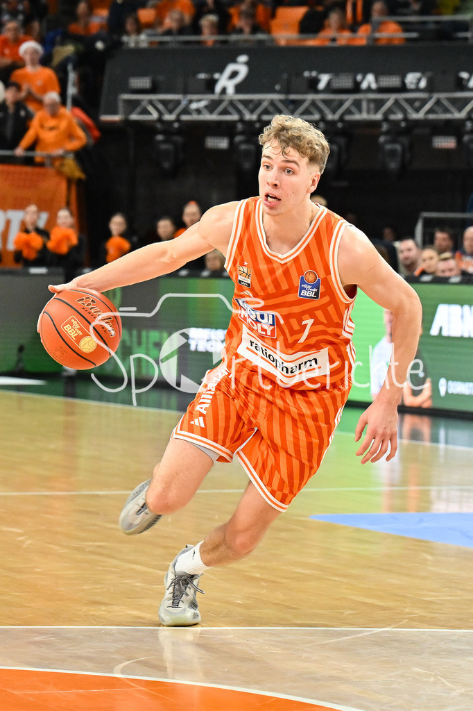 ratiopharm Ulm - Basketball Löwen Braunschweig | ULM, GERMANY - 10. JANUARY: am Ball Tobias JENSEN (ratiopharm Ulm 7) / Einzelfoto / Freisteller während dem Match zwischen Ratiopharm Ulm und Basketball Löwen Braunschweig am 15. Spieltag der easyCredit BBL in der Ratiopharm Arena