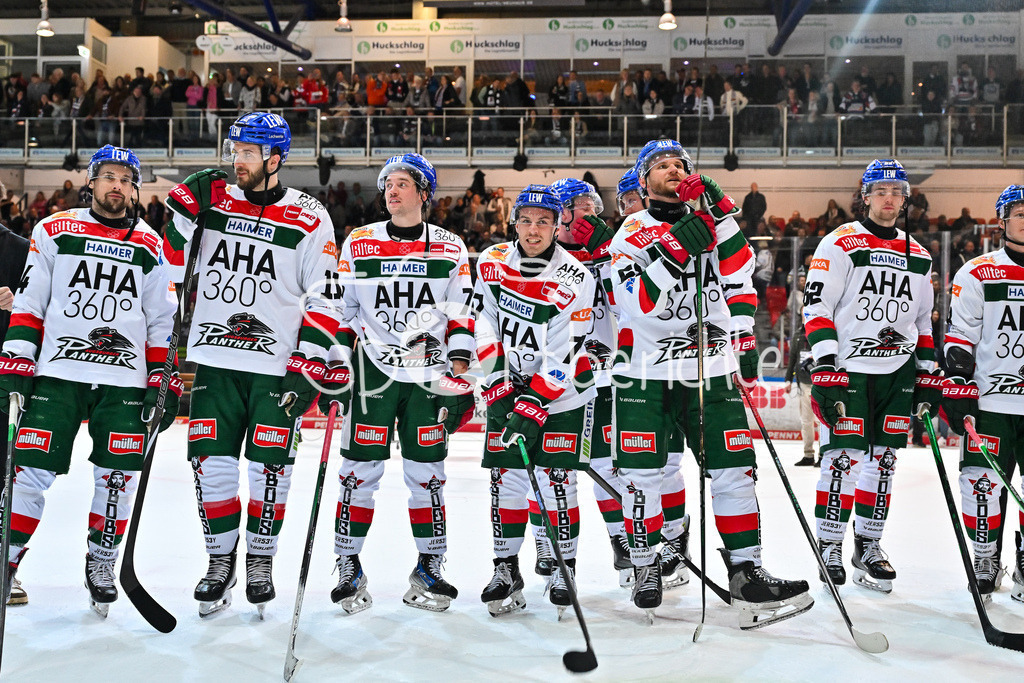 Iserlohn Roosters - Augsburger Panther | Die Spieler der Panther feiern zusammen mit den Fans den Klassenerhalt in Iserlohn / Freude / Happy / Abstieg / Absteiger / DEL: Iserlohn Roosters - Augsburger Panther, Eissporthalle Iserlohn am 07.03.2025