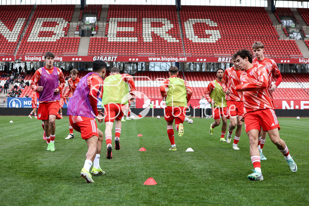1. FC Nürnberg II - FC Bayern Amateure | Die Spieler der kleinen Bayern machen sich vor der Partie in Nürnberg warm