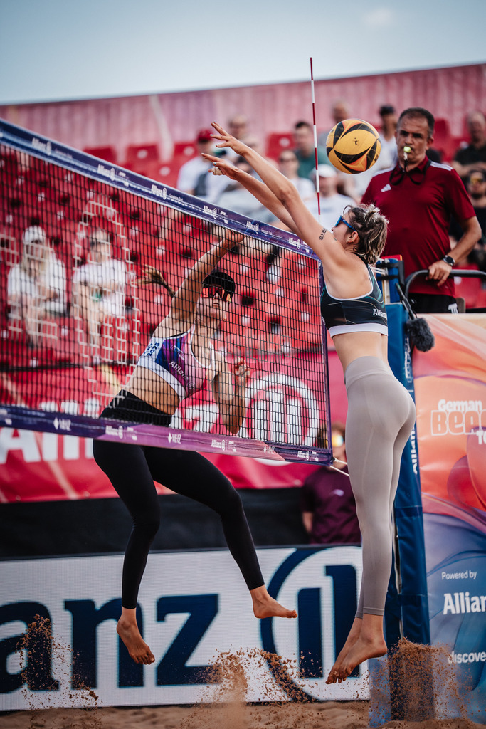 Beachvolleyball | Frauen | Allianz German Beach Tour 2025 | Tourstop München | 11.07.2025 | v.l. Lisa-Sophie Kotzan beim Angriff gegen Janne Uhl