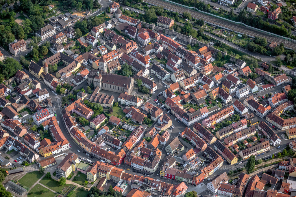 4047816 | WüRZBURG 21.08.2021 Kirchengebäude der St. Laurentius Kirche an der Fuchsgasse im Altstadt- Zentrum der Innenstadt im Ortsteil Heidingsfeld in Würzburg im Bundesland Bayern, Deutschland. Weiterführende Informationen bei: Pfarrei St. Laurentius Würzburg (Heidingsfeld). // Church building in of St. Laurentius Kirche on Fuchsgasse Old Town- center of downtown in the district Heidingsfeld in Wuerzburg in the state Bavaria, Germany. Further information at: Pfarrei St. Laurentius Wuerzburg (Heidingsfeld). Foto: Gerhard Launer