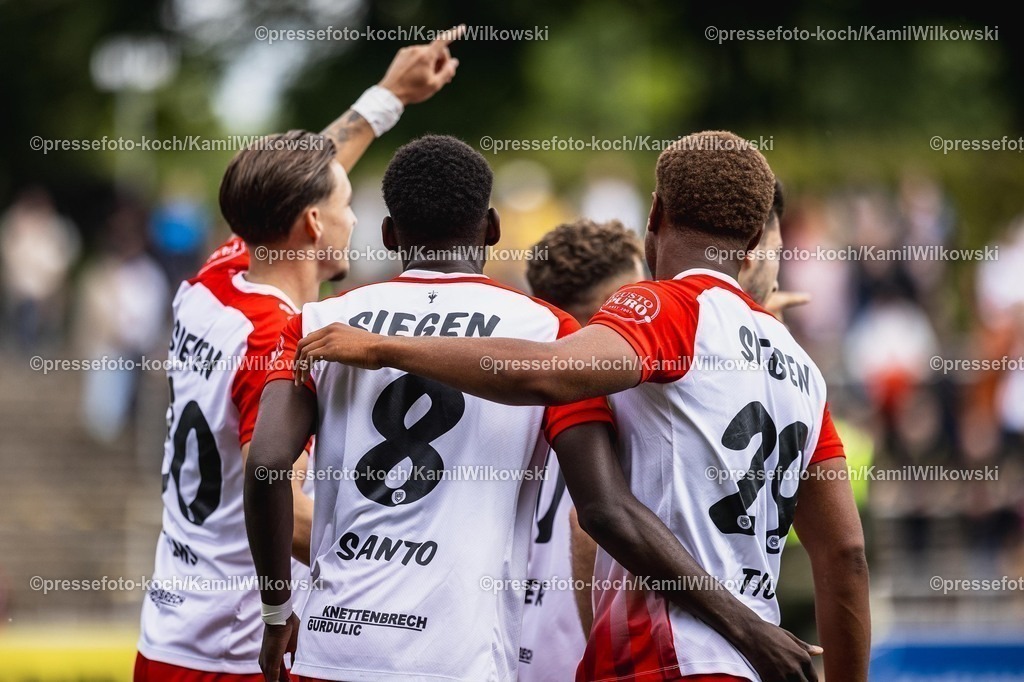 xkwi03082501016 | 03.08.2025, xkwix, Fußball, Regionalliga West, Borussia Dortmund U23 - Sportfreunde Siegen, Stadion Rote Erde: Torjubel nach dem Tor zum 0:1 durch Cagatay Kader (Sportfreunde Siegen #10)mit Josue Santo (Sportfreunde Siegen #8) 