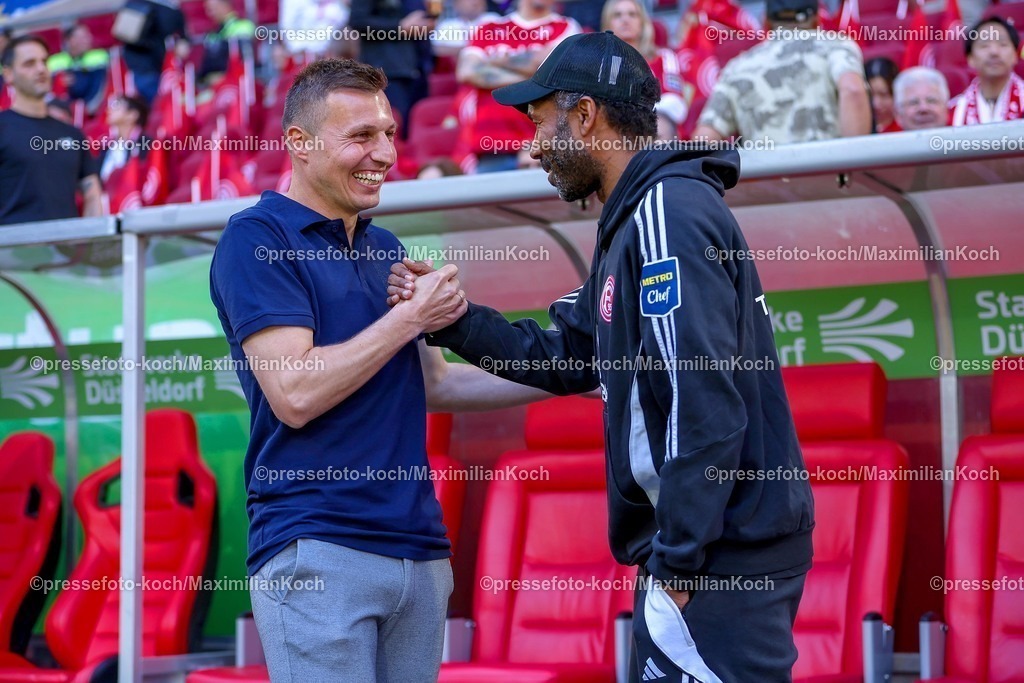 F9510052502149 | 10.05.2025, Fußball, Fortuna Düsseldorf - FC Schalke 04, 2. Fußball Bundesliga, Merkur Spiel-Arena, Saison 2024 2025: Trainer Jakob Fimpel (S04 Cheftrainer) zusammen mit Cheftrainer Daniel Thioune (Trainer Fortuna Duesseldorf) DFB regulations prohibit any use of photographs as image sequences and or quasi-video.