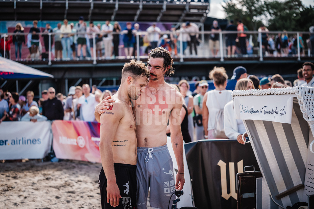 Beachvolleyball | Männer | Deutsche Meisterschaften 2025 Timmendorfer Strand | 06.09.2025 | v.l. Eric Stadie-Seeber und Jannik Kühlborn nach dem Spiel und dem Ausscheiden aus dem Turnier