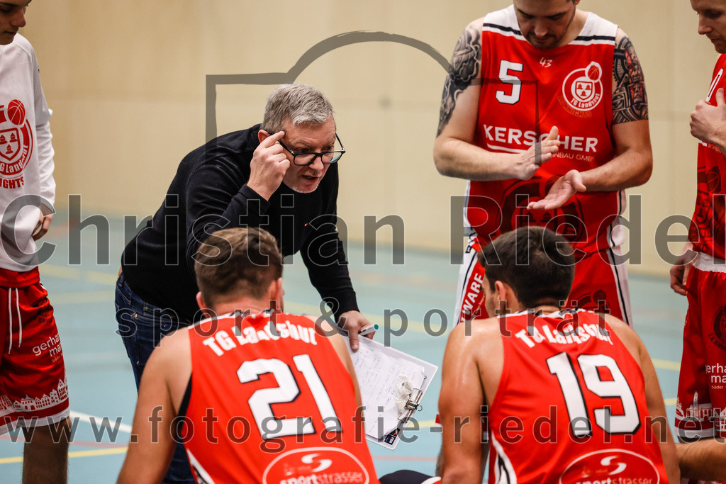 2022-12-03_069_TSV_Vaterstetten_gegen_TG_Landshut | Vaterstetten, Deutschland, 03.12.2022:
Basketball, Bayernliga Herren Südost 2022 / 2023, 7. Spieltag, TSV Vaterstetten gegen TG Landshut, Endergebnis: 71:78

 (TG Landshut, #21),  (TG Landshut, #19), Paul Ruja (TG Landshut, #5)

Foto: Christian Riedel / fotografie-riedel.net