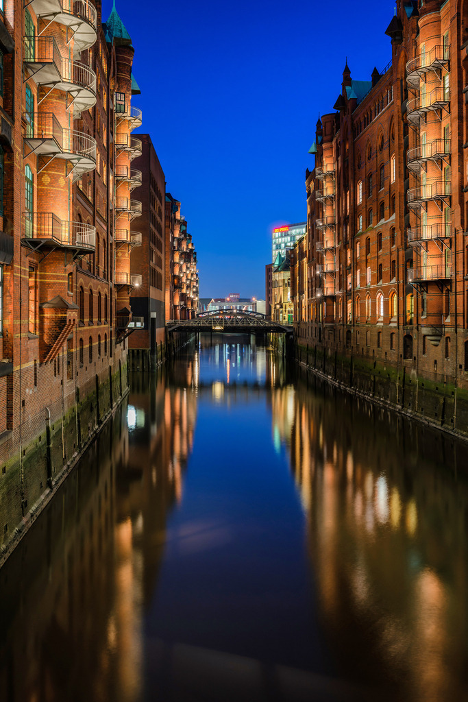 10250110 - Blaue Stunde am Fleet | Stimmungsvolle Nachtaufnahme aus der Speicherstadt in Hamburg.