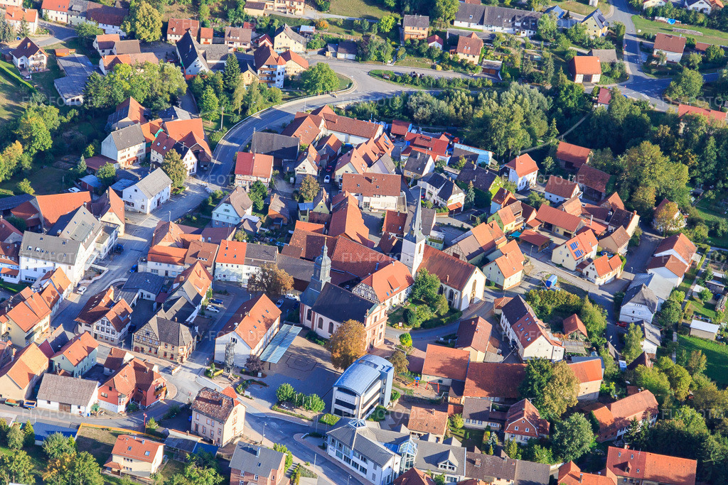 Luftbild: Ortsmitte mit Kirche St. Karl Borromäus und Evangelische Kirche Rosenberg in Rosenberg im Bundesland Baden-Württemberg in Deutschland. Foto: IMG_111433.jpg vom 09.09.2018 durch Werner Riehm/FLY-FOTO.deWWW.SE-AOS.DE