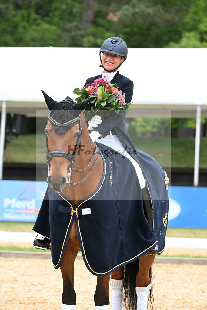 Stephanie Haag_Goldenes Reitabzeichen_11251786 | hf-fotografie - Realisiert mit Pictrs.com